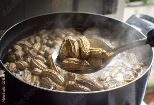 Tablou pe pânză Boiled peanut,Peanuts boiled in chopsticks with boiling peanuts as a backdrop