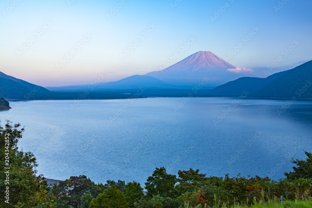 Obraz premium 富士山と夕焼け、山梨県富士河口湖町本栖湖にて