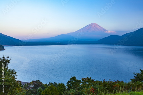 富士山と夕焼け、山梨県富士河口湖町本栖湖にて