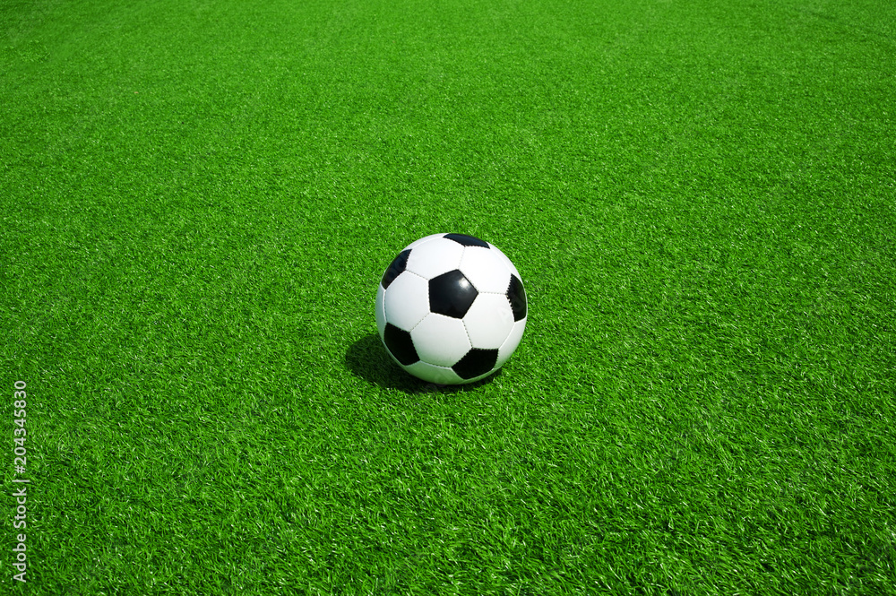 Klassischer Fussball auf grünem Kunstrasen