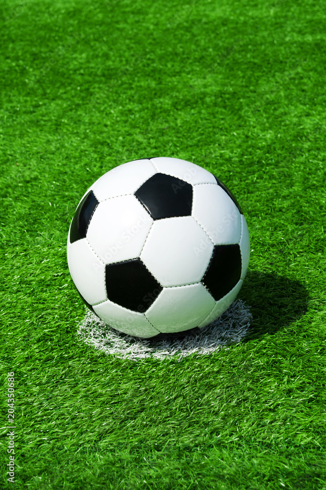 Fussball auf Elfmeterpunkt, grüner Kunstrasen in der Sonne im Sommer Fussball auf Elfmeterpunkt, grüner Kunstrasen in der Sonne im Sommer
