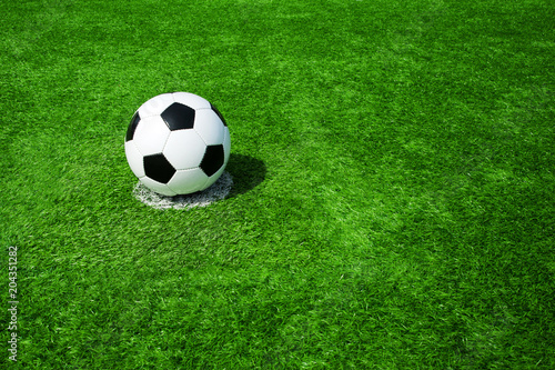Fussball auf Elfmeterpunkt, grüner Kunstrasen in der Sonne im Sommer