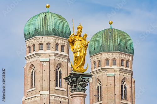 Marian column and the cathedral of Munich