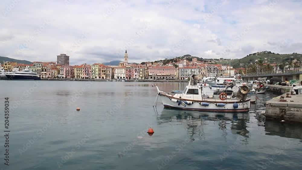 Barche da pesca ormeggiate al porto di imperia Barche da pesca ormeggiate al porto di imperia