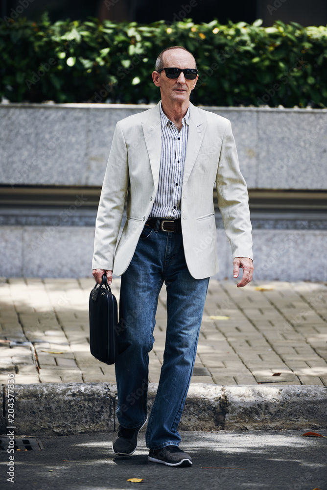 Obraz premium Walking businessnman