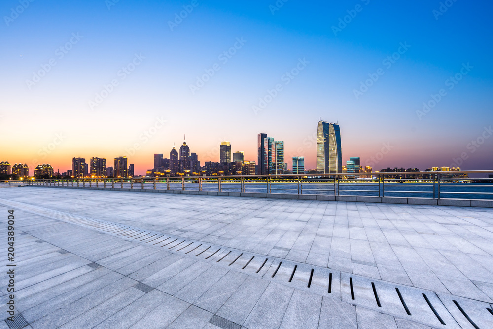 Obraz premium panoramic city skyline with empty floor