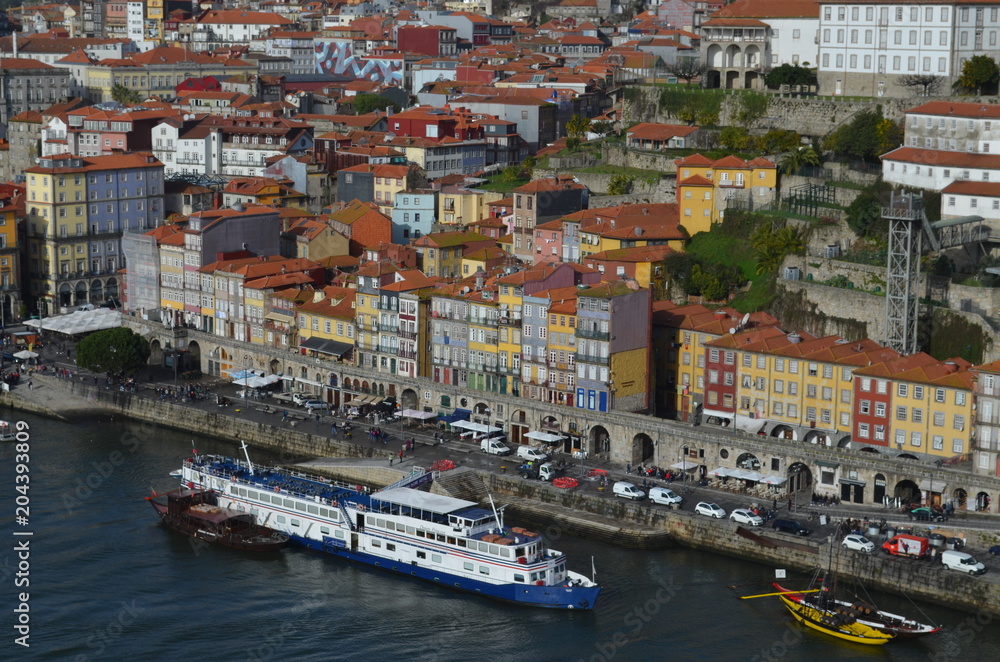 Portugal, ville de Porto, vue depuis les berges du Douro