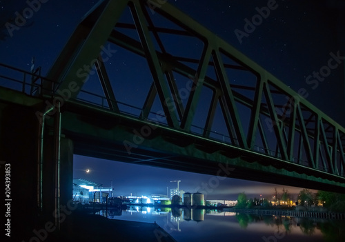 Nachts unter der Brücke photo