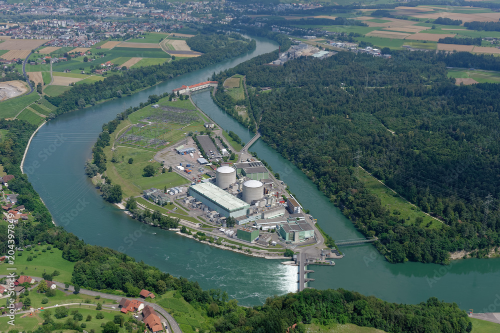 Luftaufnahme des Atomkraftwerks und des Flusskraftwerks Beznau (Schweiz)