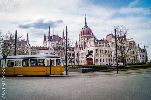 Photography Straßenbahn vor dem Parlamentsgebäude Budapest