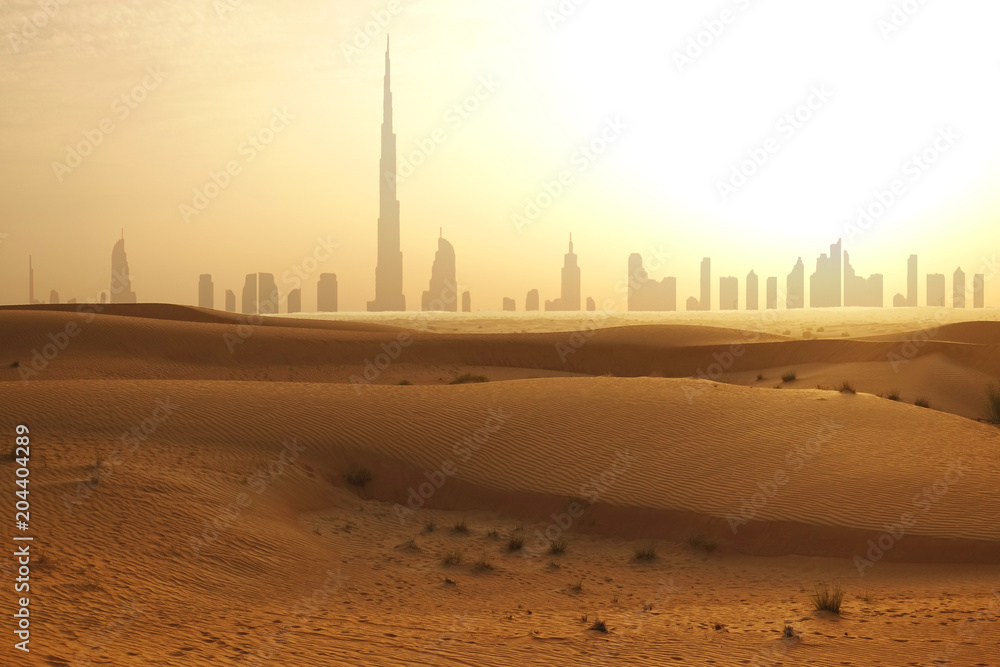 Naklejka premium Panoramę Dubaju o zachodzie słońca lub zmierzchu, widok z pustyni arabskiej