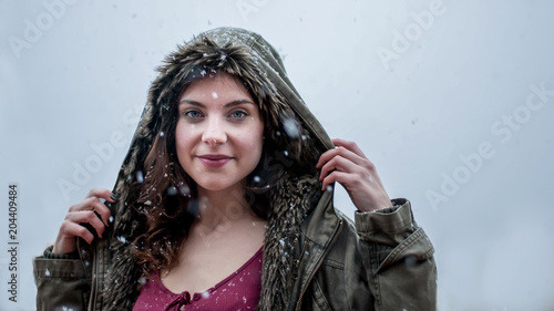 Photo shoot of the model on a snowy day in Cájar, Granada.