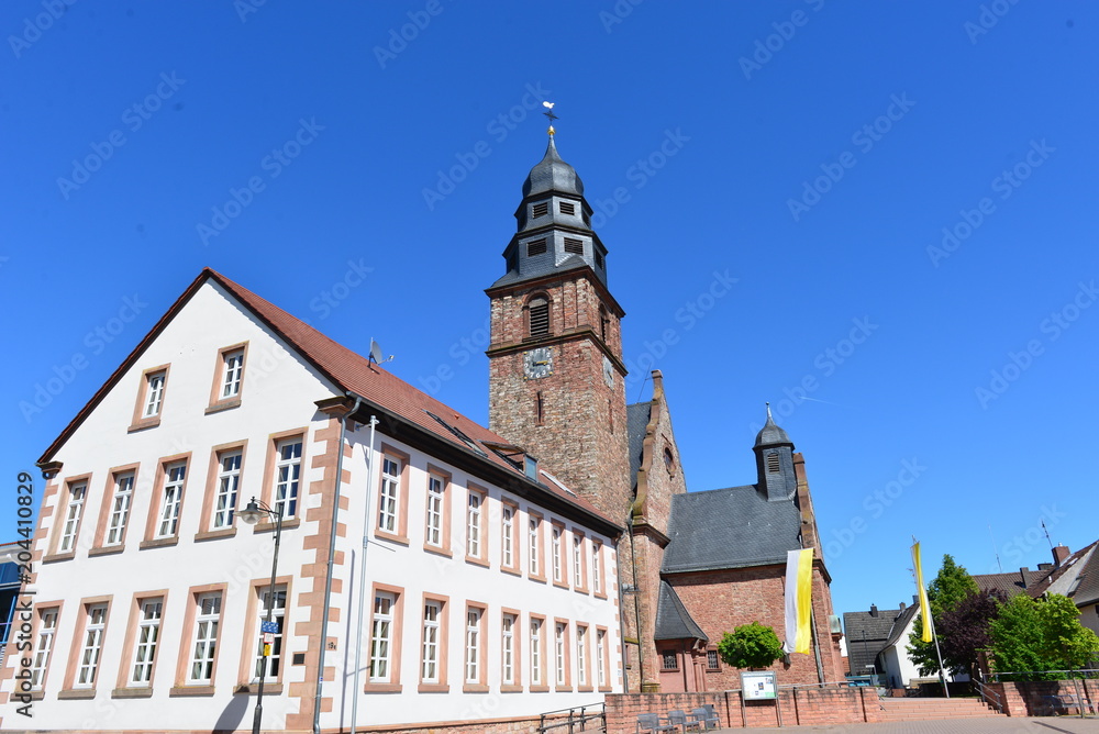 Volksschule und Katholische Pfarrkirche St. Margaretha in Kahl am Main 