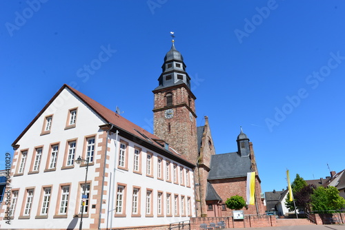 Volksschule und Katholische Pfarrkirche St. Margaretha in Kahl am Main 