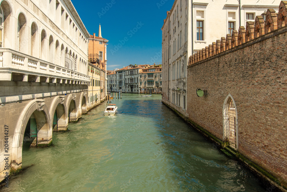 Boote auf einem Kanal in Venedig