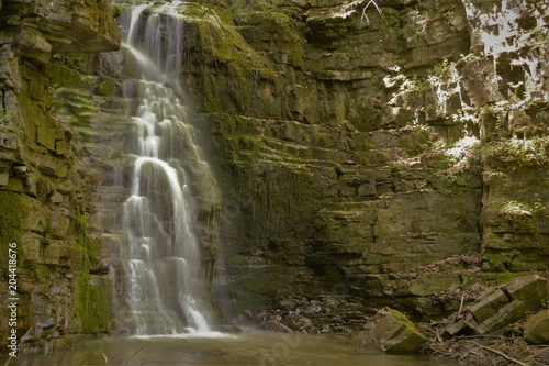 водопад среди скал