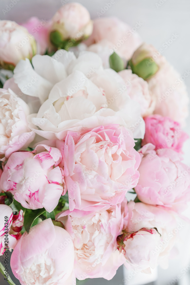 Fototapeta Piękne kwiaty w szklanym wazonie. Piękny bukiet białych i różowych piwonii. Kompozycja kwiatowa, światło dzienne. Letnia tapeta. Pastelowe kolory
