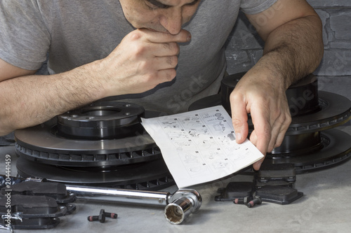 Disques de freins neufs et plaquettes pour véhicules automobiles avant montage photo