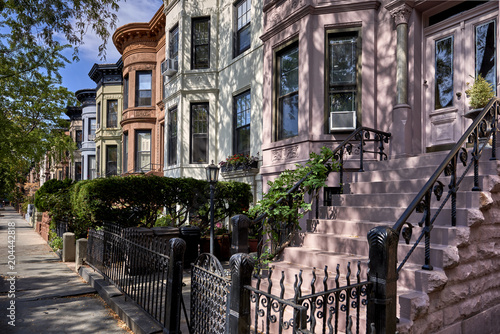 Canvastavla a row of brownstone buildings and stoops in an iconic neighborhood of Manhattan, New York City