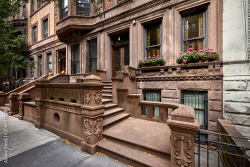 Obraz na płótnie A brownstone building with colorful flowers in a neighborhood of Manhattan, New