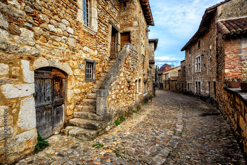 Obraz Perouges, średniowieczne stare miasto w pobliżu Lyonu we Francji