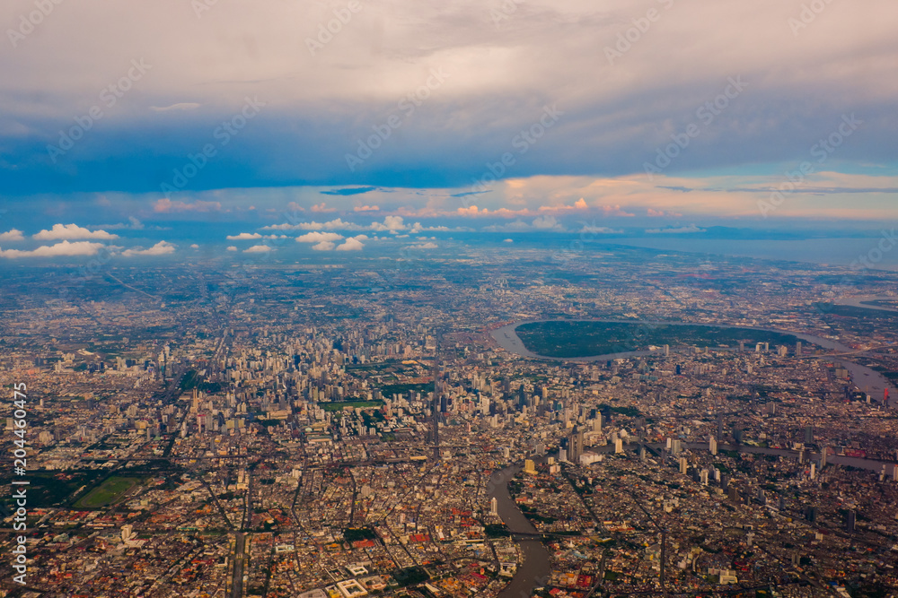 Obraz premium Aerial view of Bangkok city and the Chao Phraya river, Thailand