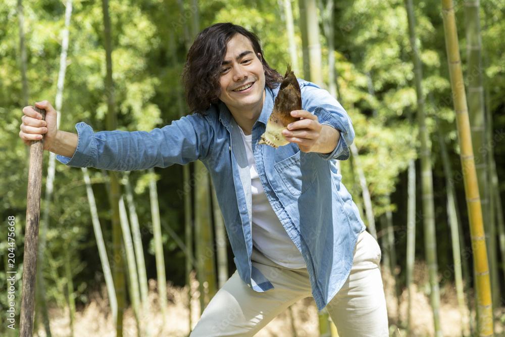 筍を掘る若い男性 筍を掘る若い男性