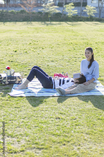 ピクニックをするカップル