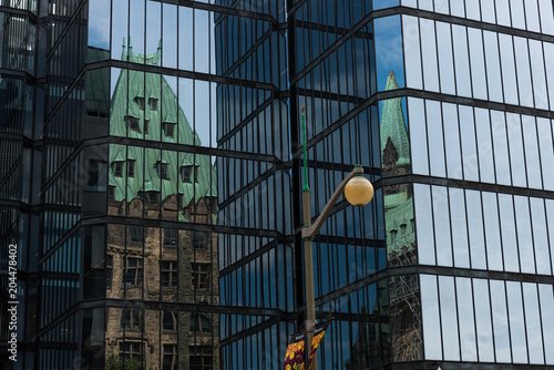 Spiegelung des Parlamentsgebäude in Ottawa, Kanada