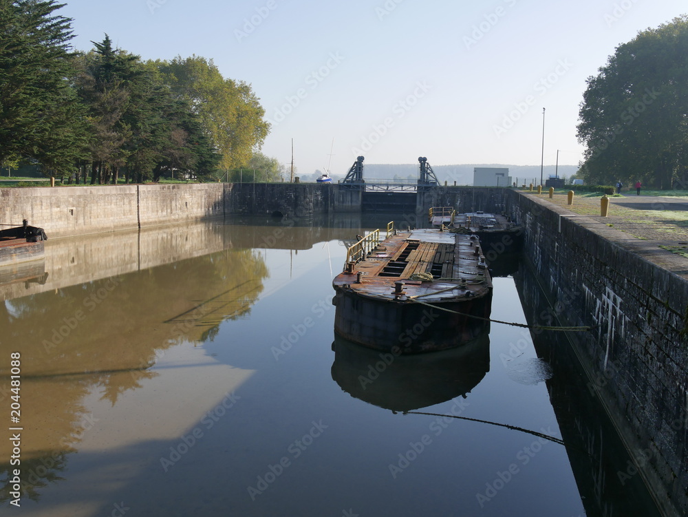 Fototapeta premium Péniche abandonnée à l'écluse du Pellerin en Loire atlantique France