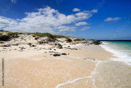 Fotografie Sand La Herradura beach and turquoise water on the wild coast of Cuba