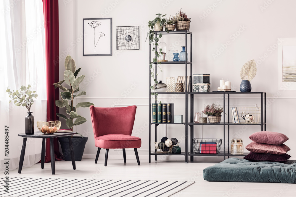 Fototapeta premium W salonie czerwony fotel