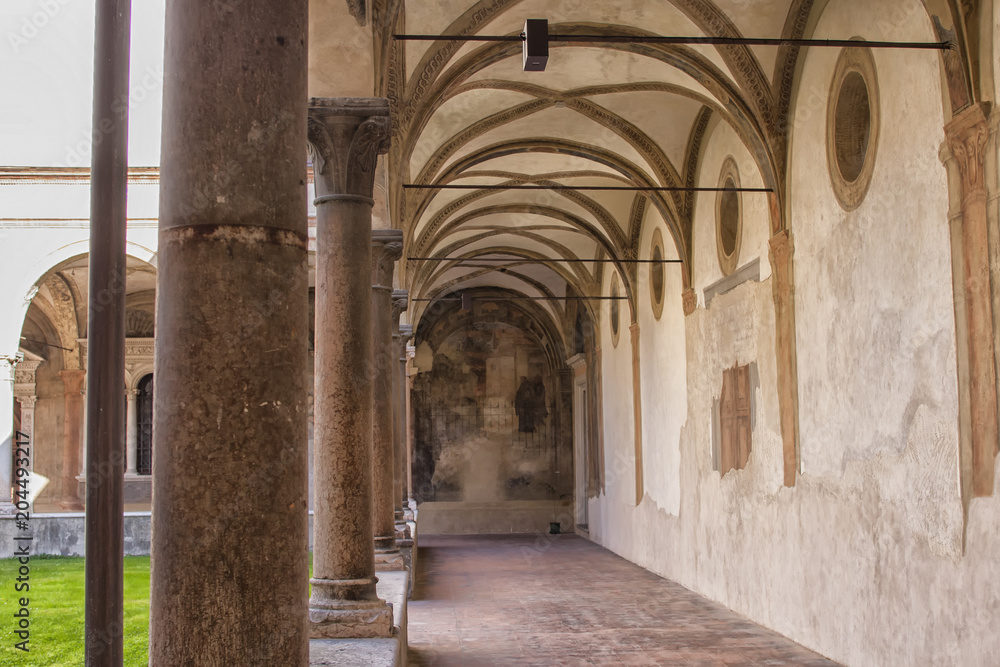 Obraz premium Medieval hallway of Italian cloister