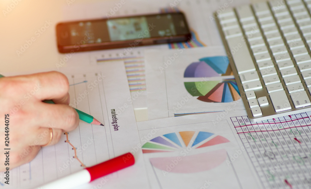 Obraz premium Workflow of the marketer. Work on the analysis of the marketing plan. Graphs, charts of sales results.