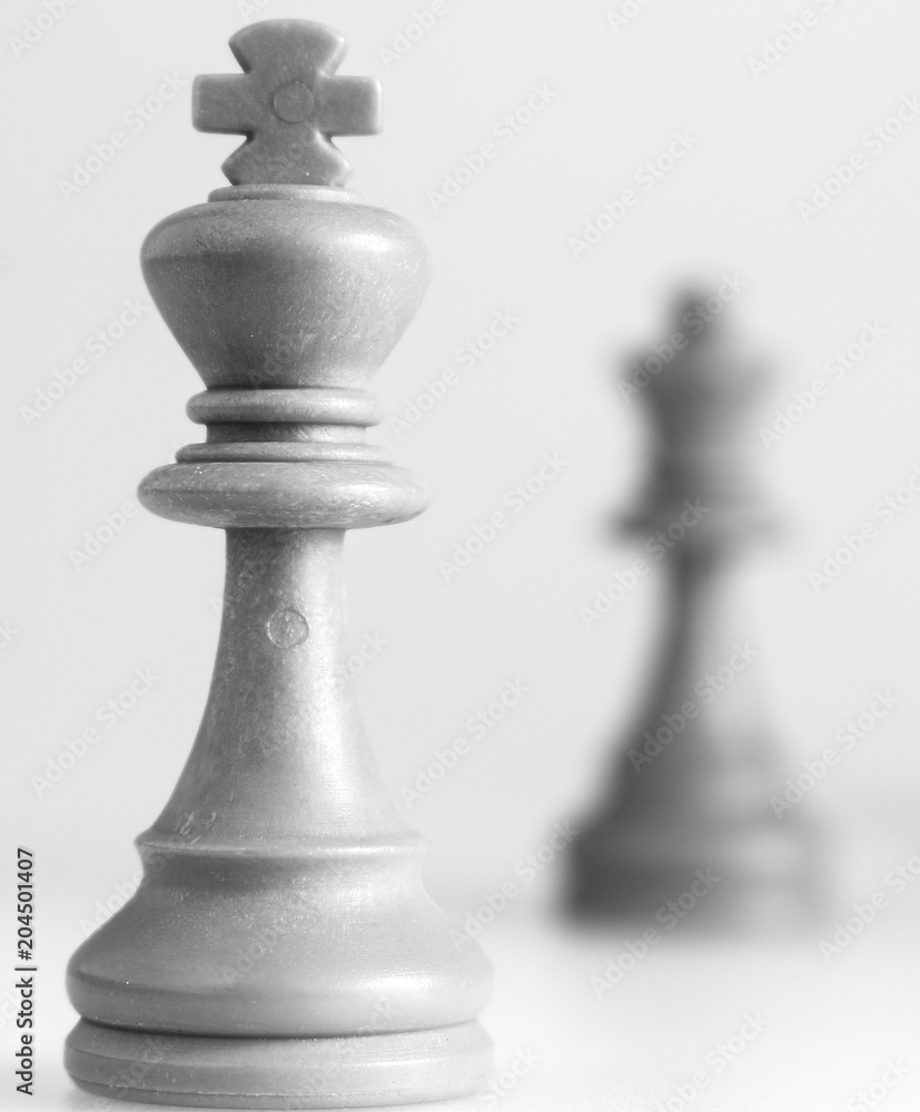 Scacchi fotografati su una scacchiera Scacchi fotografati su una scacchiera