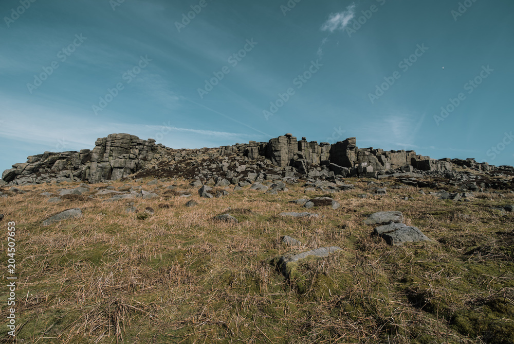 Panorama formacji skalnych Bamford Edge, Peak District, Wielka Brytania. 