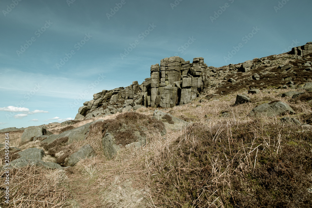 Segmenty skalne ujęte z oddali, Bamford Edge, Peak District, Wielka Brytania. 