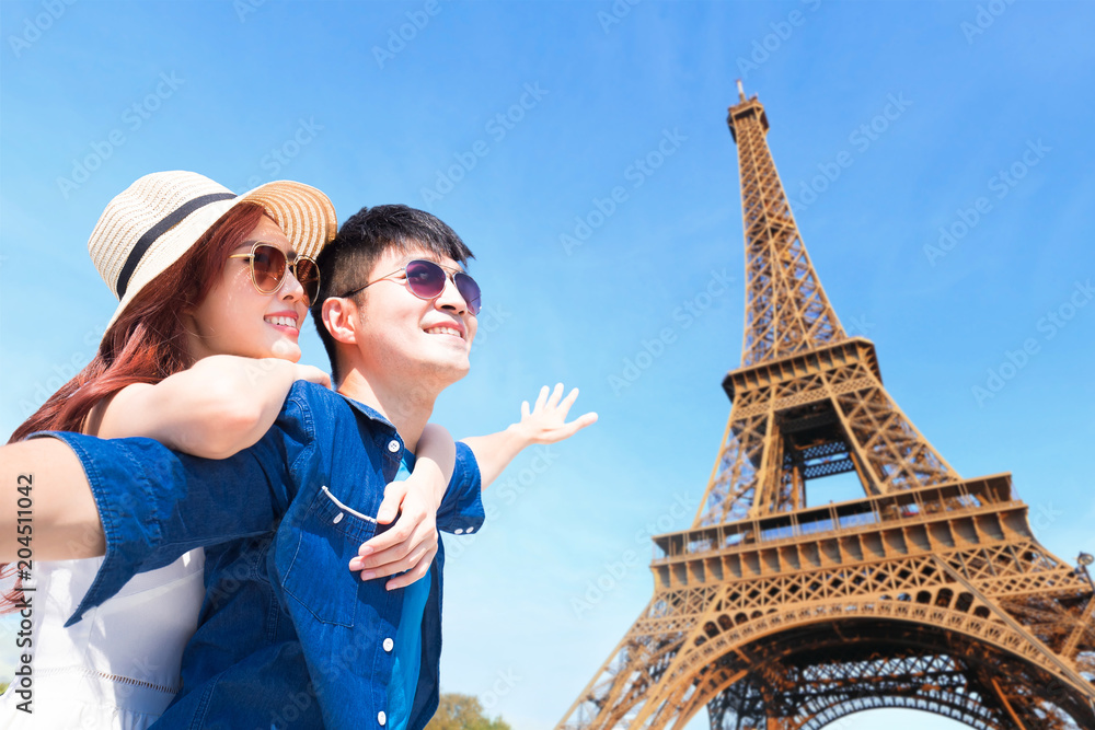 couple travel to paris
