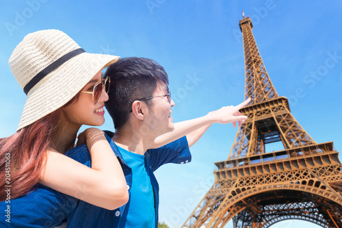 couple travel to paris