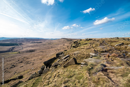 Krajobraz doliny z głazami i kamieniami, punkt widokowy Bamford Edge, park narodowy Peak District w Wielkien Brytanii. 