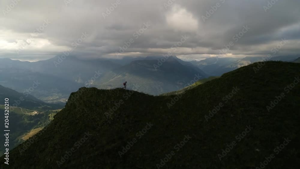 Coureur sur le Vorassay, vue par drone Coureur sur le Vorassay, vue par drone