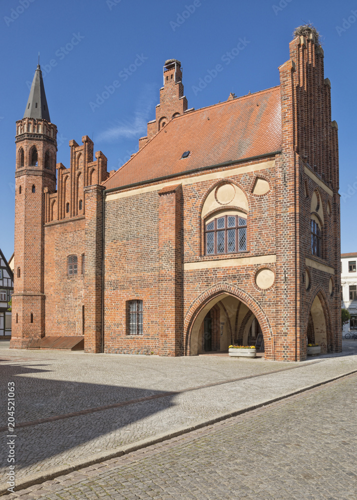 Historisches Rathaus der Hansestadt Tangermünde in Sachsen-Anhalt, rückwärtige Ansicht
