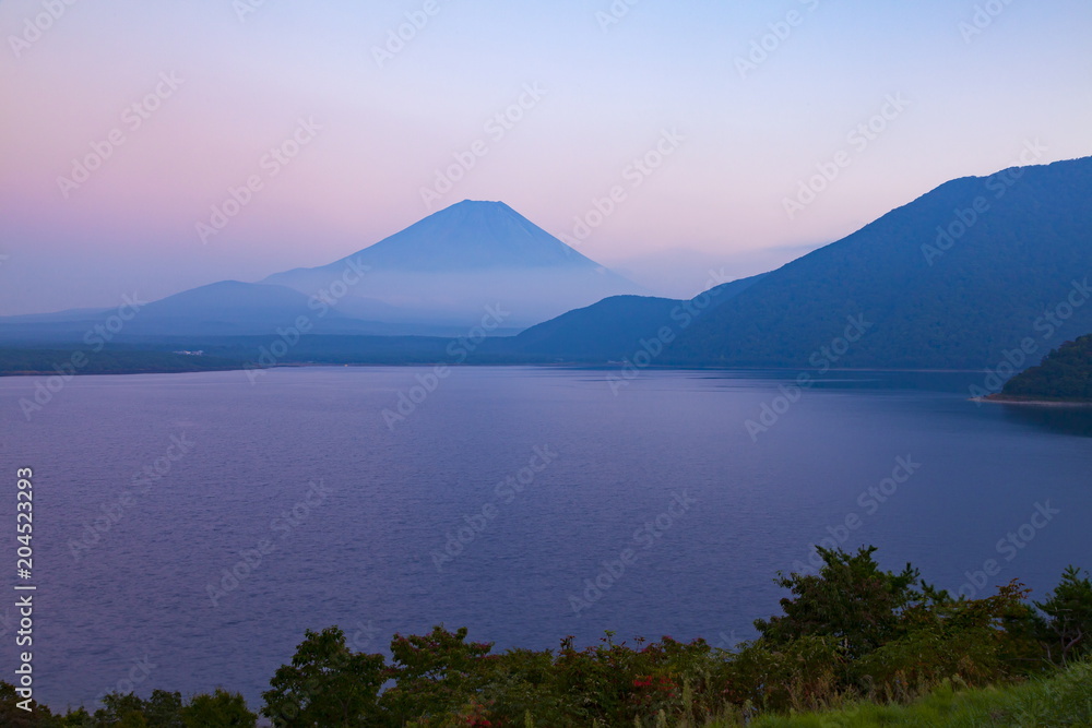 富士山と夕焼けの空、山梨県富士河口湖町本栖湖にて