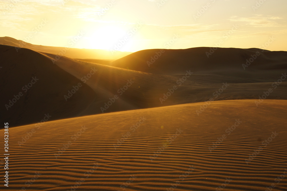 Naklejka Pustynne wydmy o zachodzie słońca