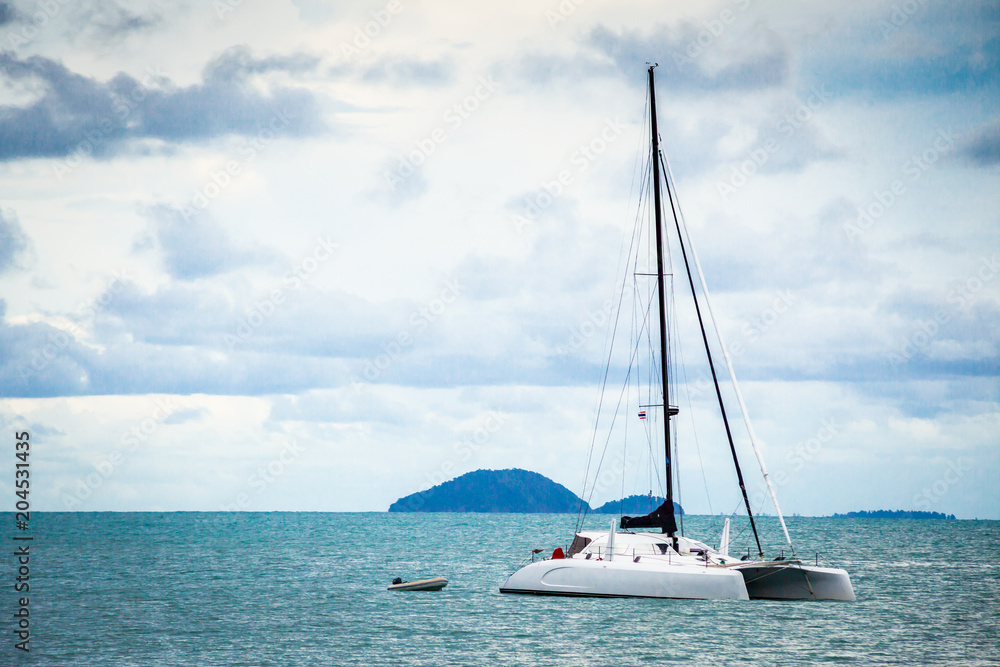 Naklejka premium Yacht drifting in the ocean Bay