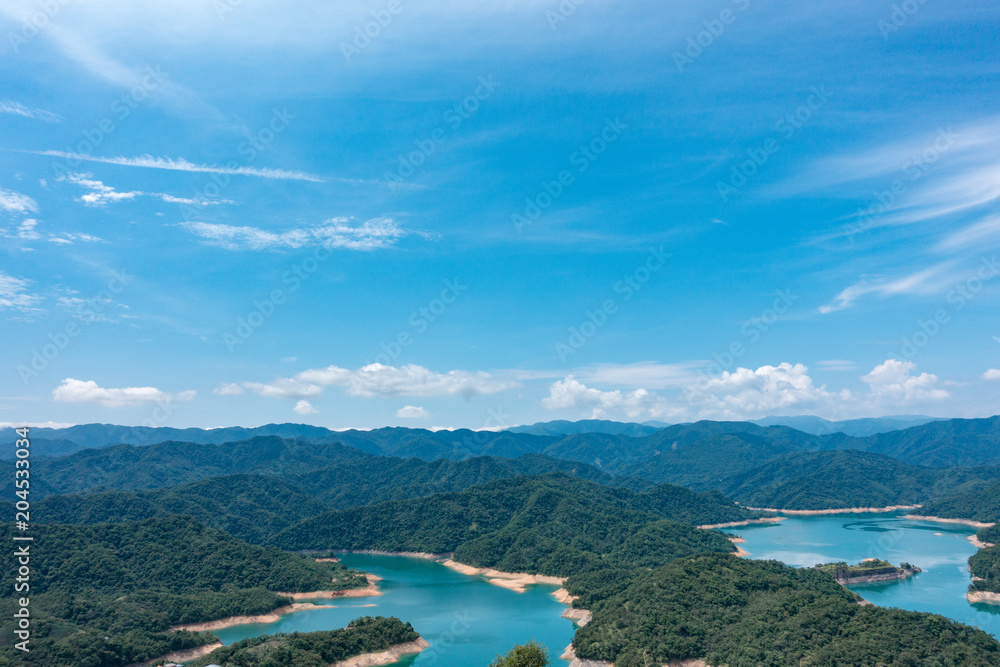 Obraz premium Thousand Island Lake from Shiding Crocodile Island at Feitsui Dam in Shiding District, New Taipei, Taiwan.