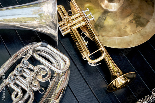 Φωτογραφία Several musical wind instruments orchestra trumpets, plates, clarinet