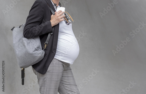 Moderne Junge Geschäftsfrau schwanger in der Stadt