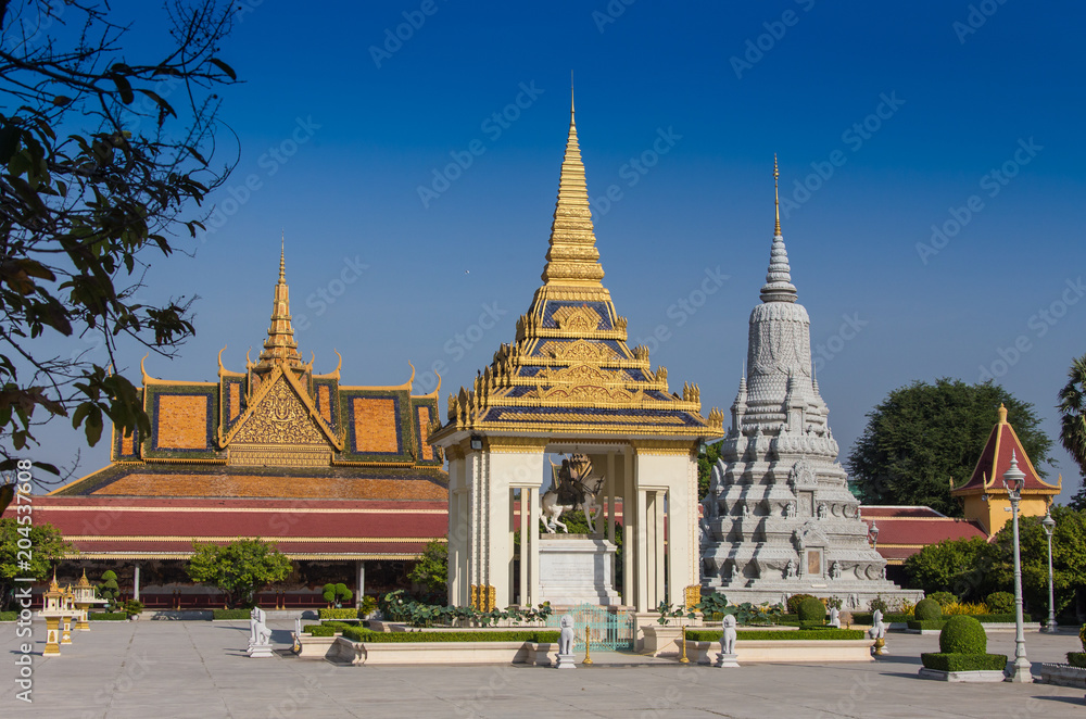Fototapeta premium Golden temple in Phnom Penh