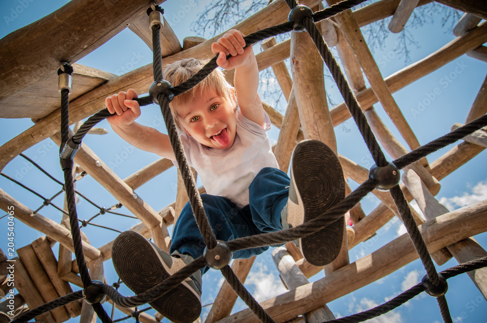 Fotografie baby plays and has fun climbing